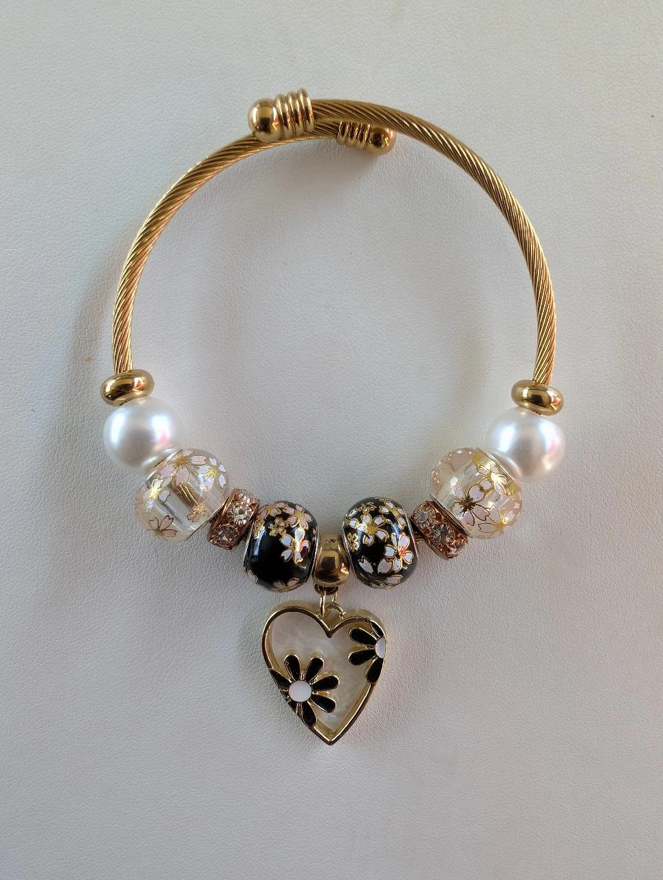 bracelet jonc perles charms sakura et pendentif cœur floral noir/blanc